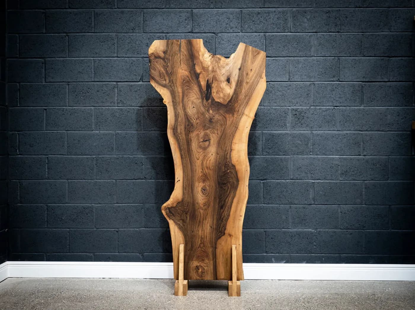 Европейски орех live-edge slab, 2 340 × 680 × 52 mm